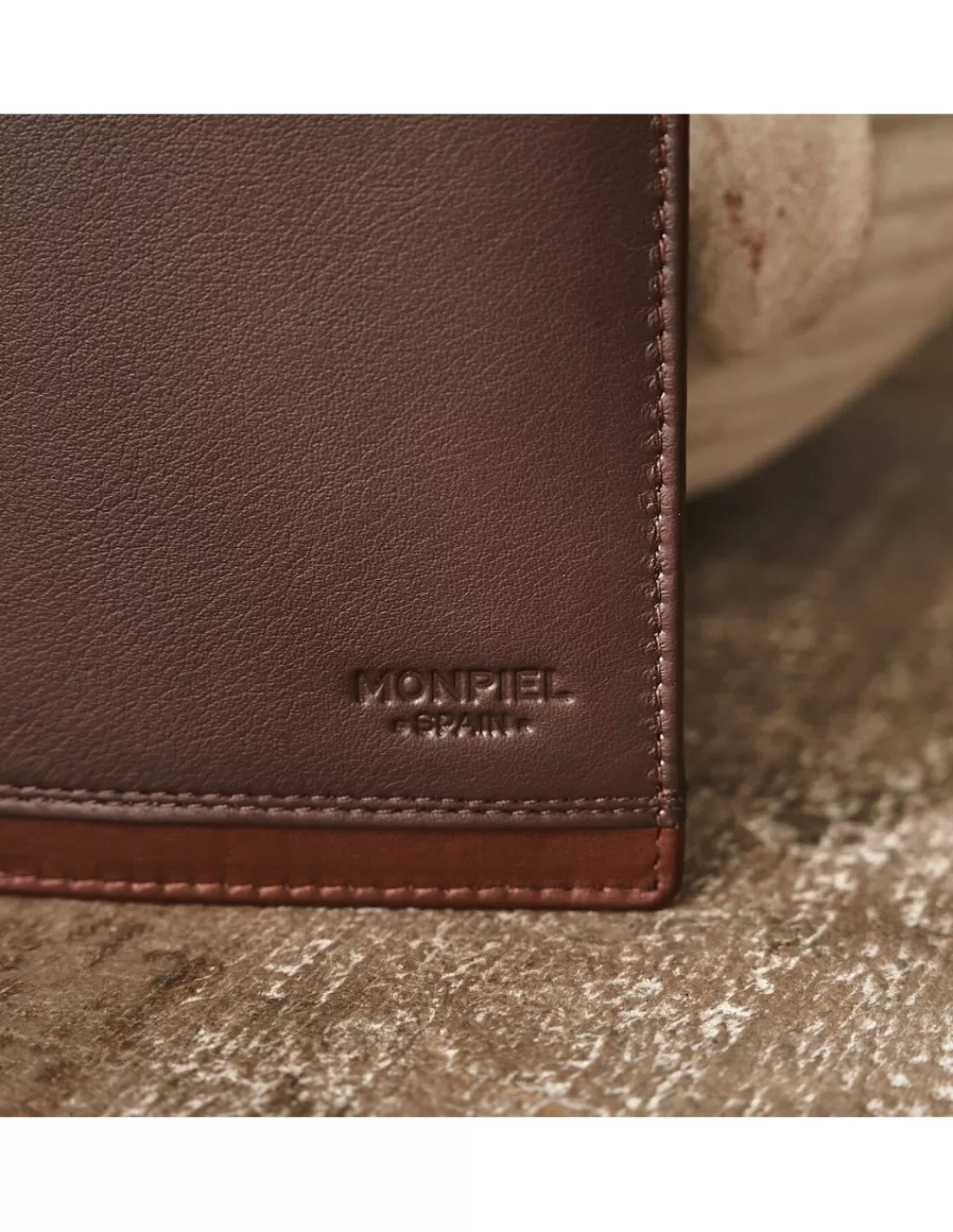 cartera_americana_de_piel_con_monedero_y_tarjetero_extra_lago_2.webp Hombre MONPIEL Carteras Hombre Piel*Cartera Americana de piel con Monedero y Tarjetero Extra Lago